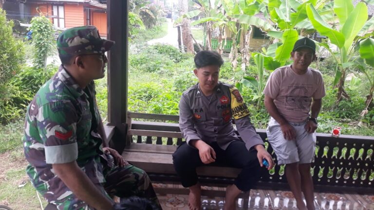 Demi Jalin Silaturahmi, Babinsa Koramil 1016-07/Tewah Datangi Warga
