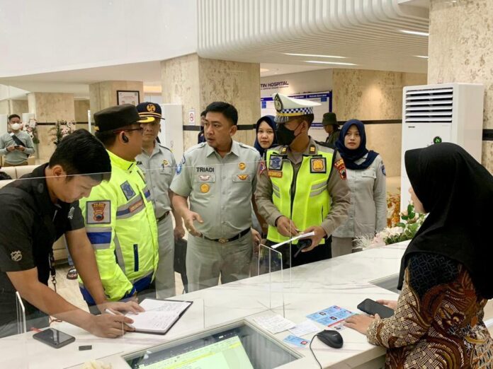 JAMINAN: Jasa Raharja bersama pihak kepolisian mendatangi rumah sakit untuk memberikan jaminan kepada korban lakalantas truk trailer yang diduga mengalami rem blong, di Exit Tol Bawen, Semarang. (foto:ist)