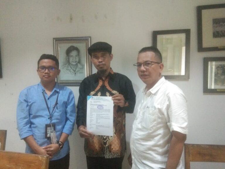 TUNJUKAN LAPORAN : Paulus Alfons Yance Dhanarto didampingi kuasa hukumnya, Parlin Hutabarat ketika menunjukan surat laporan ke polisi, Kamis (5/10/2023).(foto:apr)