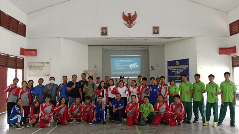 SEMANGAT: Para pelajar SMK 2 Buntok dan jajaran guru usai mengikuti pelatihan Konten Jurnalistik Digital Iwo Kalteng, Jumat (6/10/2023). (foto:apr)