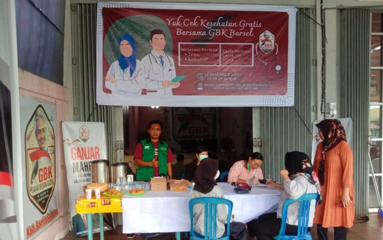 Relawan GBK Barsel menggelar kegiatan pemeriksaan kesehatan gratis (IST)