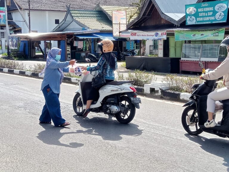 Relawan GBK Barsel Bagikan Bingkisan Gratis, Bentuk Kepedulian Sosial