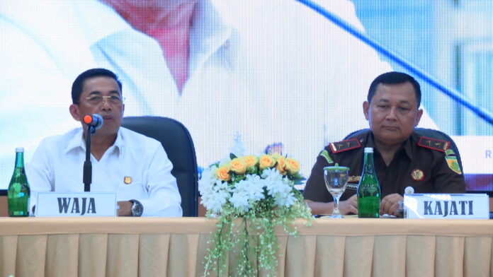 IMG_0448 (2) Wakil Jaksa Agung RI Dr. Sunarta didampingi Kejati kalteng Undang Mugopal memberikan arahan di Kejaksaan Tinggi Kalimantan Tengah. Kamis (29/2/2024)