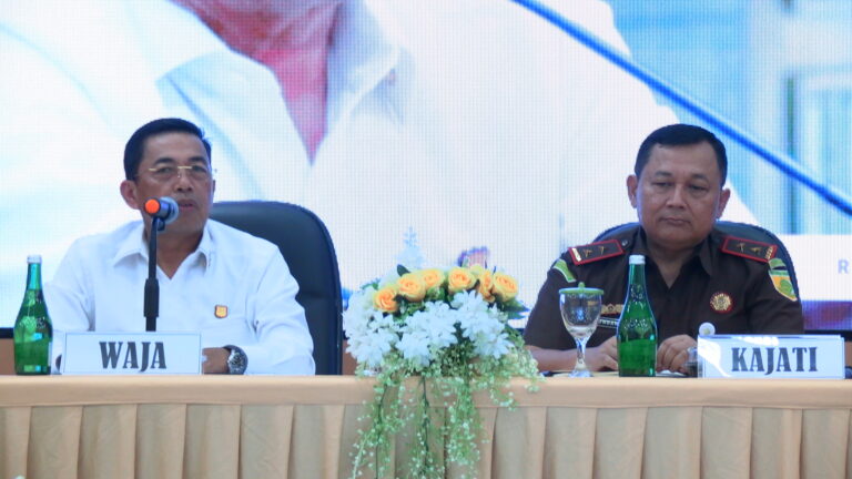 Wakil Jaksa Agung RI Dr. Sunarta didampingi Kejati kalteng Undang Mugopal memberikan arahan di Kejaksaan Tinggi Kalimantan Tengah. Kamis (29/2/2024)