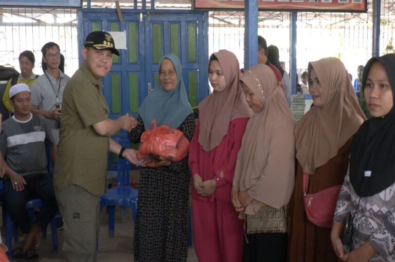 Gelar Pasar Murah di Desa Patas I, Pemkab Barsel Salurkan 300 Paket Sembako