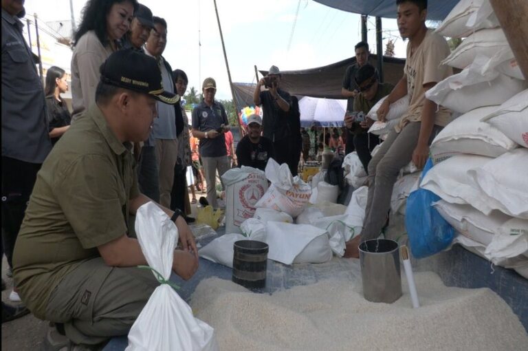 PJ Bupati Barsel Sidak Pasar Desa Patas I, Jaga Stabilitas Harga Barang