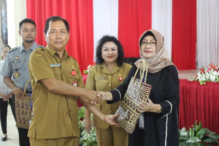 Asisten Administrasi Umum Setda Barsel Mirwansyah menyerahkan Cindera Mata Kepada perwakilan UMKM