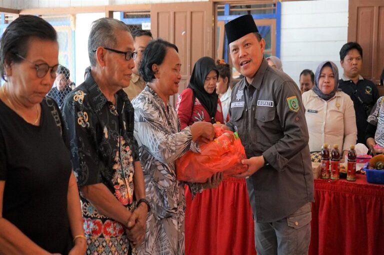 PJ Bupati Barsel Serahkan Bantuan untuk Lansia, Ibu Hamil dan Balita