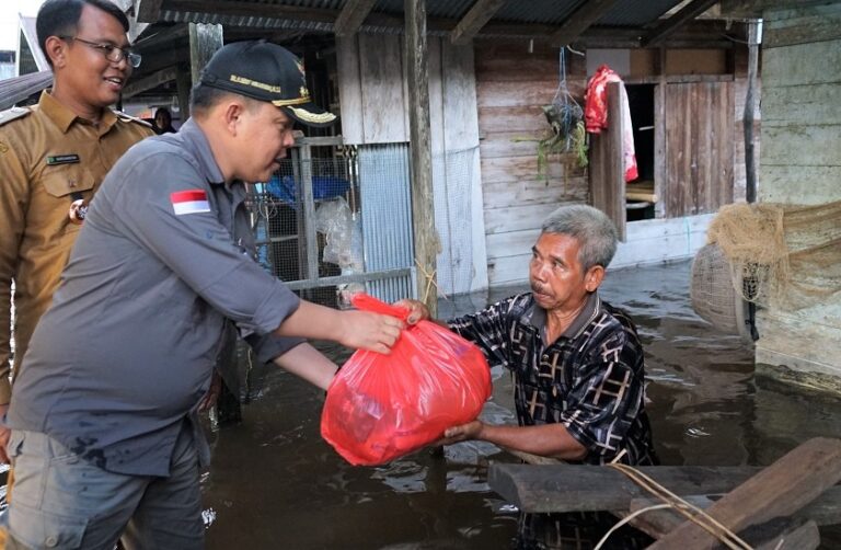Pj Bupati Salurkan Bansos Kepada Korban Banjir di Desa Danau Masura dan Murung Paken