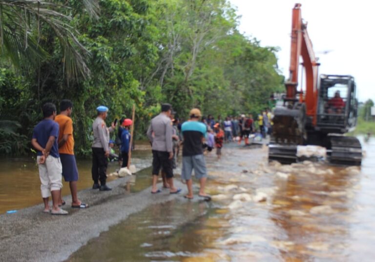 Pemkab Barsel Bangun Tanggul Sementara di Desa Lembeng untuk Mengatasi Banjir