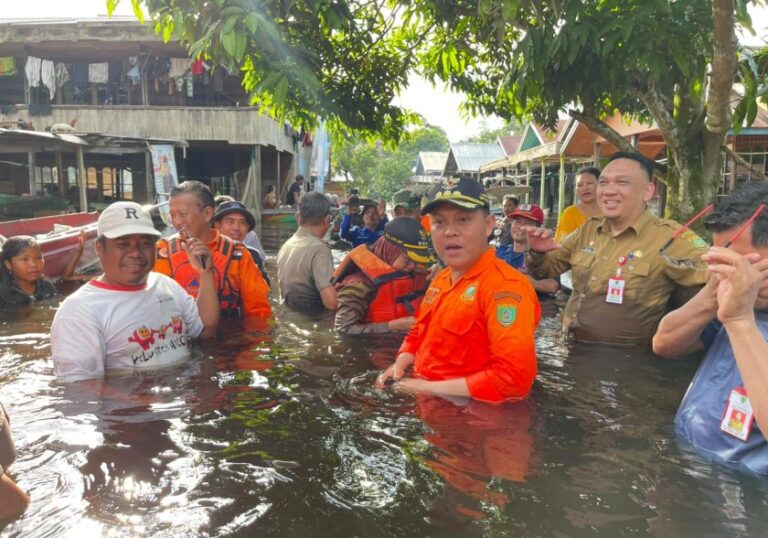Pj. Bupati Barsel Memimpin Penyerahan Bantuan Sosial dan Kunjungan ke Desa Terdampak Banjir