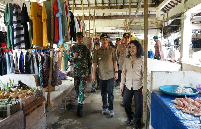Pj Bupati Barsel Lakukan Sidak ke Pasar Tradisional, Cek Harga Kebutuhan Pokok