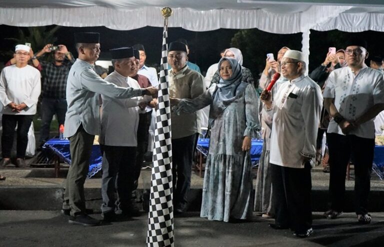 Lomba Pawai Takbir Idul Adha 1445 H: Pj Bupati Barsel Lepas 8 Kelompok Peserta