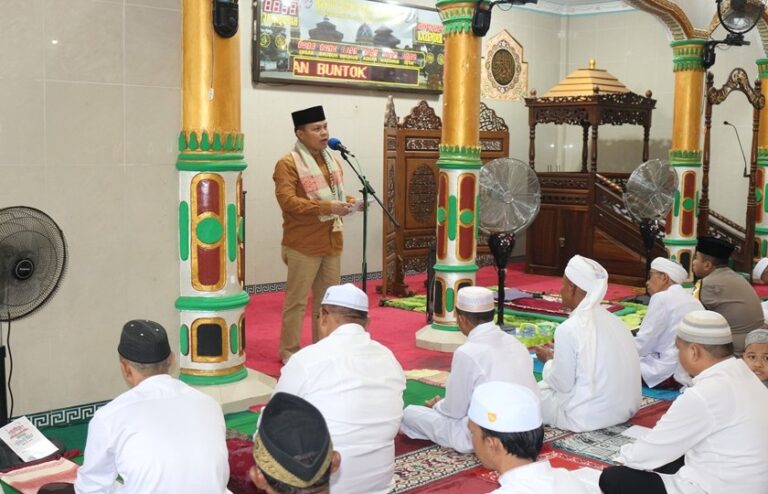 Bupati Barsel Bersama Keluarga Laksanakan Sholat Ied di Masjid Agung Baiturrahman Buntok