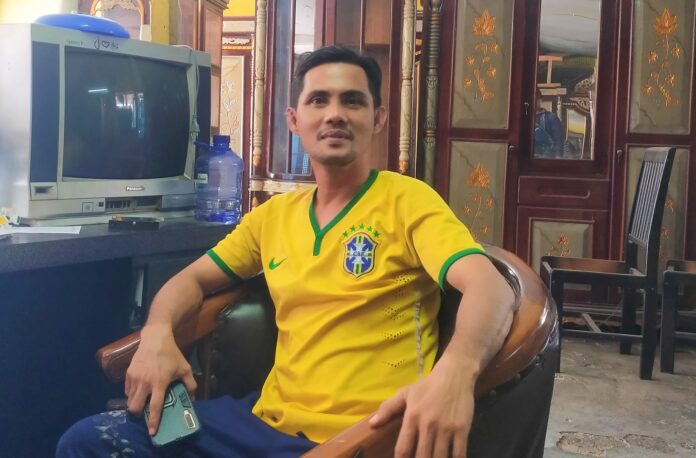 Abdullah saat diwawancarai di Jalan Jawa, Palangka Raya Rabu, (10/6/2024)