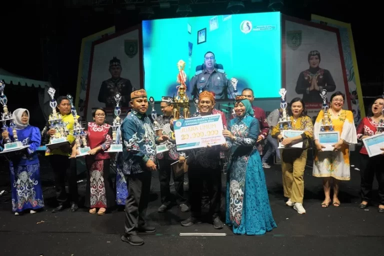 Pj Bupati Barsel Tutup Barsel Expo dan Festival Dahani Dahanai