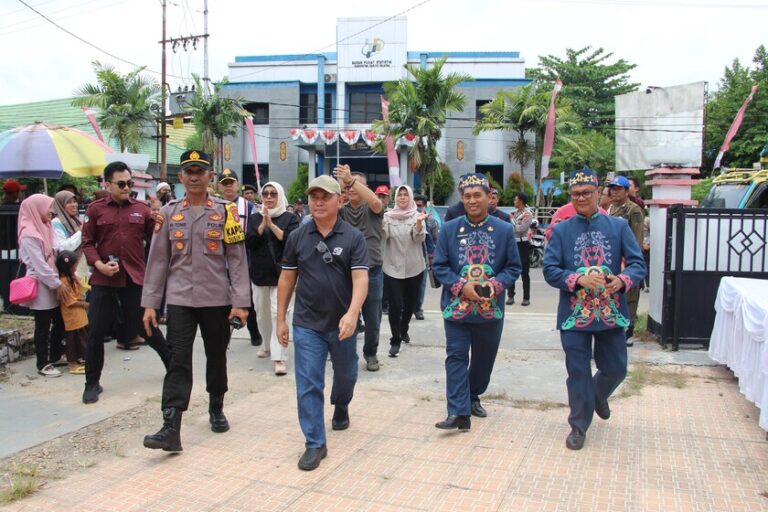 Pj Bupati Barsel Dampingi Gubernur Kalteng di Pasar Murah Buntok