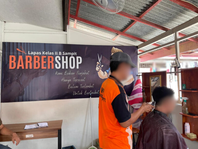 Pembinaan Kemandirian Barbershop di Lapas Sampit