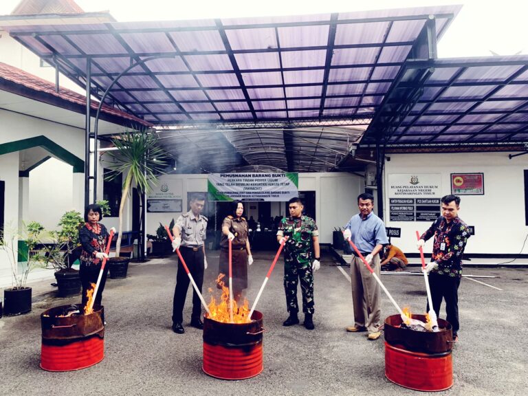 Wujudkan Kepastian Hukum, Lapas Sampit Ikut Musnahkan Barang Bukti dengan Kejari Kotim