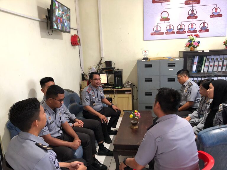 Kalapas Sampit Tinjau Kinerja Tata Usaha Melalui Rapat Evaluasi Bulanan