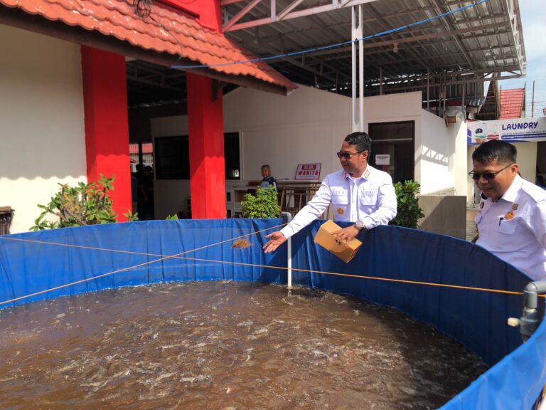 Optimalkan Program Kemandirian, Kalapas Sampit Kontrol Kolam Ikan