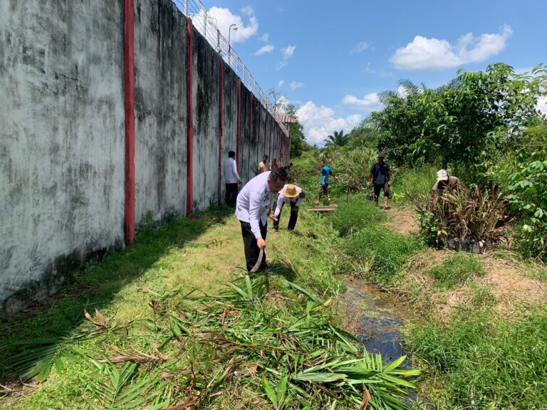 Jaga Keamanan, Lapas Sampit Lakukan Pembersihan di Area Luar Tembok