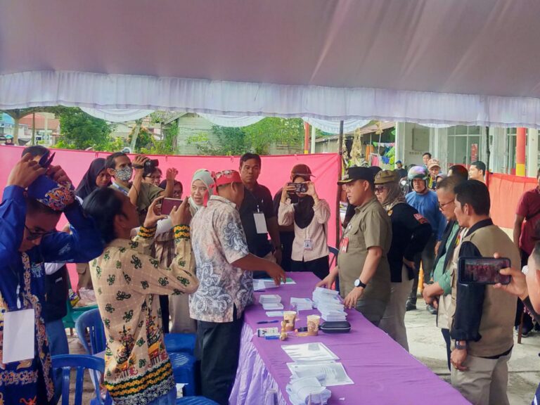 Pj Bupati Barsel Pantau 7 TPS di Dusun Selatan 