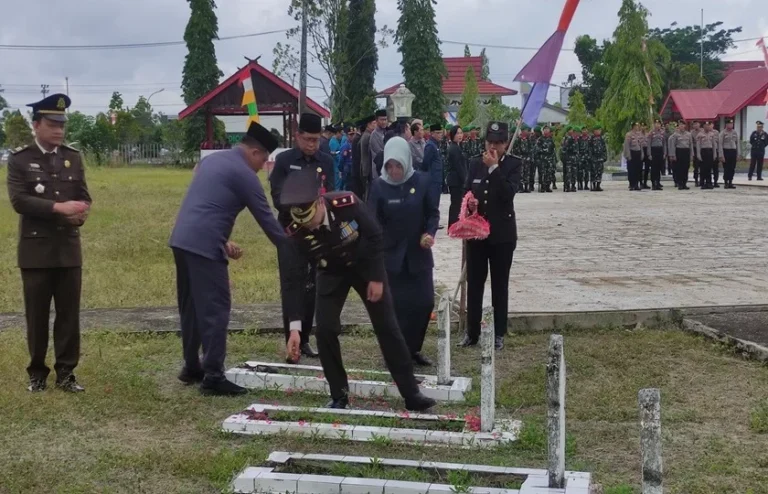 Pemkab Barsel Gelar Ziarah dan Tabur Bunga Peringatan Hari Pahlawan