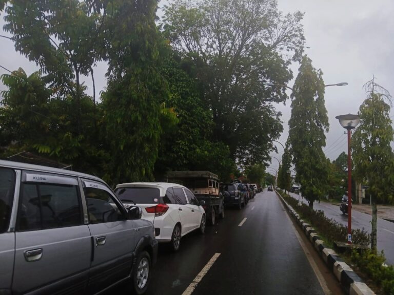 Warga Keluhkan Antrean Panjang Pertalite di SPBU Kota Buntok