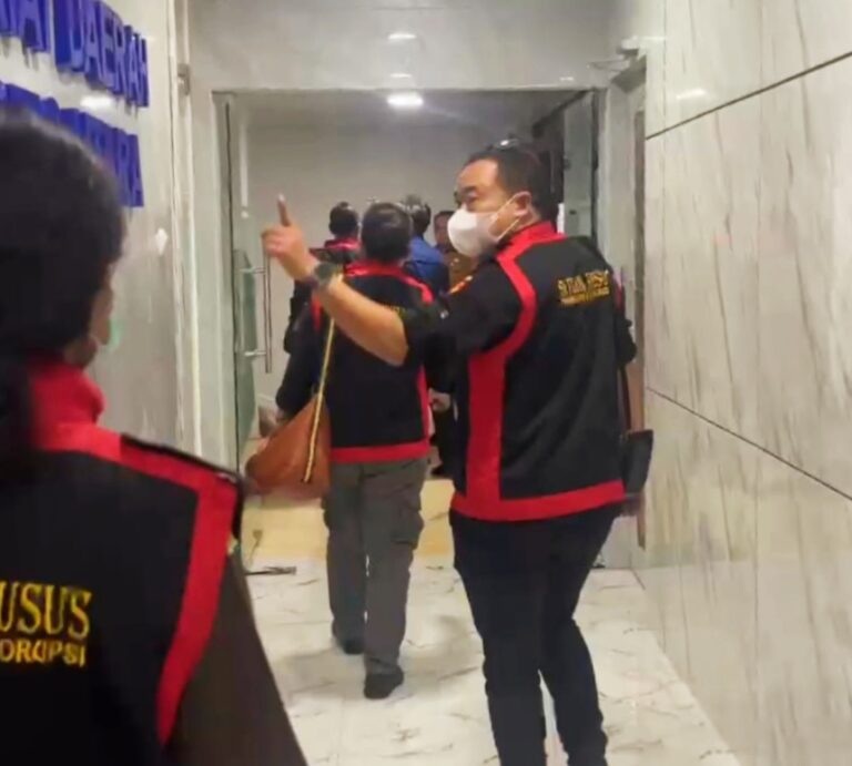 Tim Kejati Kalteng Geledah Kantor Bupati Barito Utara, Ini Sebabnya