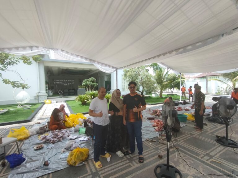 Pemilik Perumahan Casadova dan Casadova Gym Center Sembelih 14 Sapi Kurban, Bagi Daging ke Masyarakat Palangka Raya