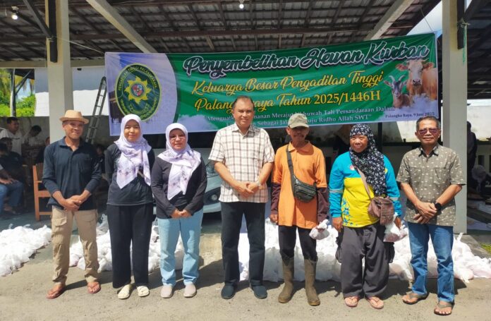 Pelaksana Harian Ketua Pengadilan Tinggi Palangka Raya, Bonny Sanggah, S.H., M.Hum., berfoto bersama panitia dan perwakilan penerima manfaat seusai penyaluran daging kurban di Halaman Kantor Pengadilan Tinggi Palangka Raya, Senin (9/6/2025)