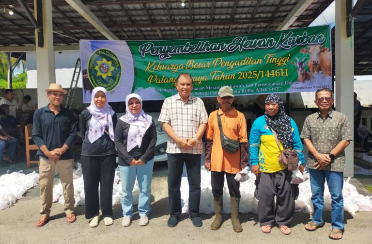 Berbagi Iduladha, Pengadilan Tinggi Palangka Raya Salurkan 500 Paket Daging Kurban untuk Masyarakat Pelaksana Harian Ketua Pengadilan Tinggi Palangka Raya, Bonny Sanggah, S.H., M.Hum., berfoto bersama panitia dan perwakilan penerima manfaat seusai penyaluran daging kurban di Halaman Kantor Pengadilan Tinggi Palangka Raya, Senin (9/6/2025)