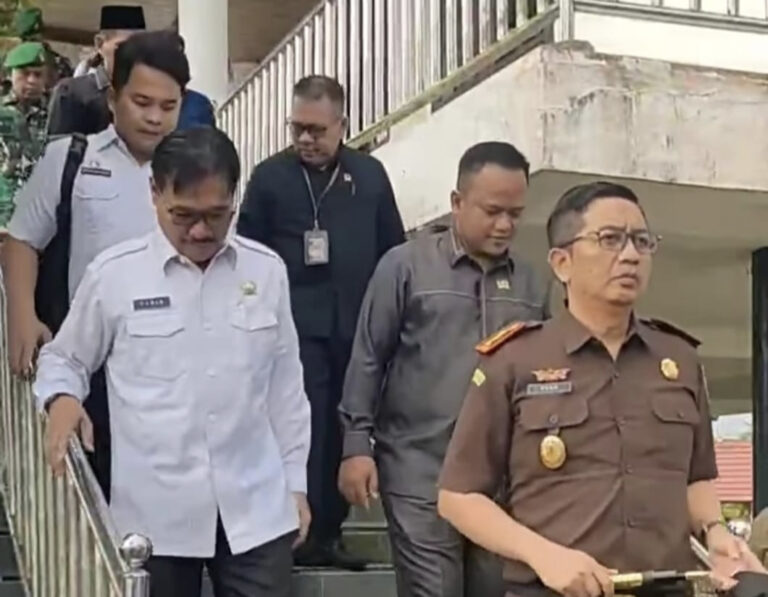 Ketua DPRD Barsel Sambut Kehadiran Wakasad di Bandara Sanggu Buntok