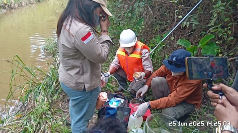 Transparan dan Terbuka, Pengambilan Sampel Lingkungan PT MUTU Disaksikan Banyak Pihak