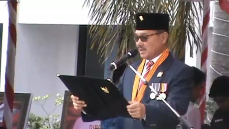 Ketua DPRD Barsel Bacakan Pembukaan UUD 1945 dalam Upacara HUT ke-80 RI