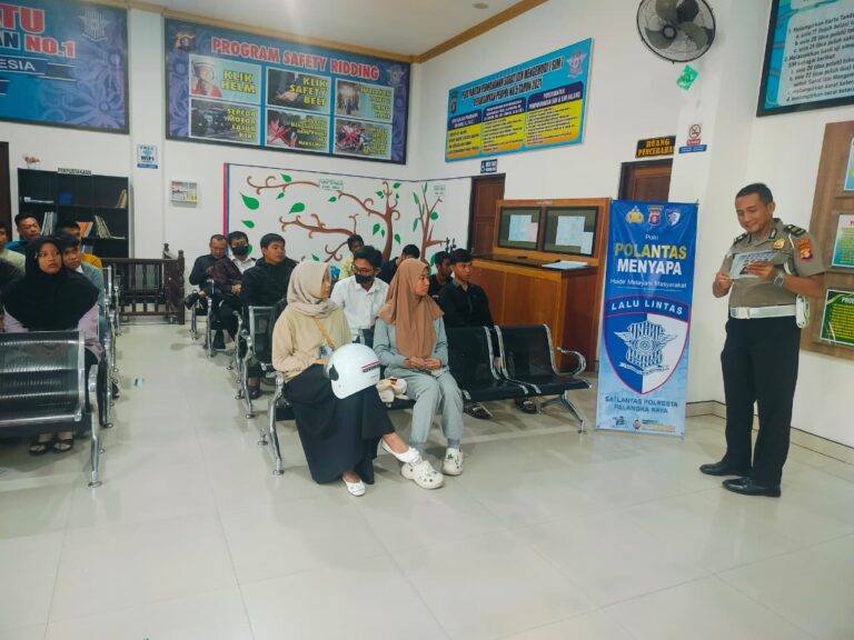 Satlantas Polresta Palangka Raya Perpanjang SIM Sekaligus Edukasi Keselamatan Berkendara