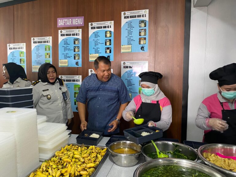 Kakanwil Sidak Dapur Lapas Perempuan Palangka Raya, Kebersihan Dipuji, Sistem Distribusi Dikoreksi