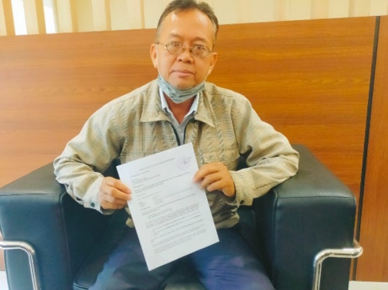 IMG_20260522_115450 Kuasa hukum Robinson menunjukkan surat laporan yang ke Kejati Kalteng terkait aktivitas pembangunan di lahan yang masih menjadi objek perkara di Jalan Yos Sudarso VIII A, Kota Palangka Raya (IST)